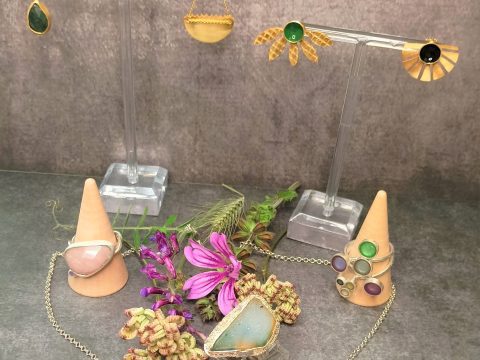 alt="Χειροποίητο κόσμημα με πέτρες"