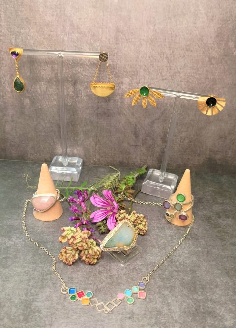 alt="Χειροποίητο κόσμημα με πέτρες"