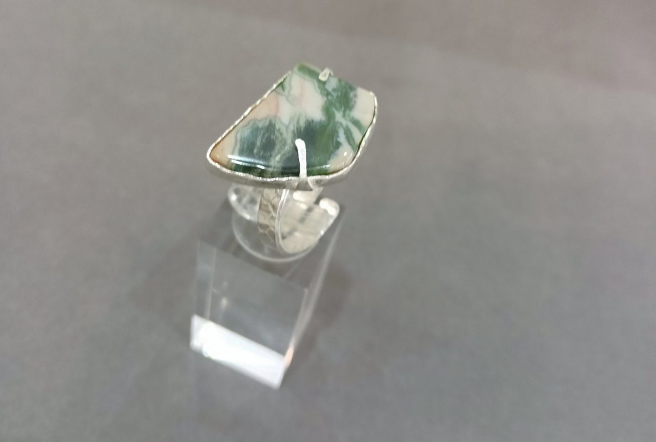 alt="Ασημένιο 925 δαχτυλίδι με σερπεντίνη Αρίσβη"