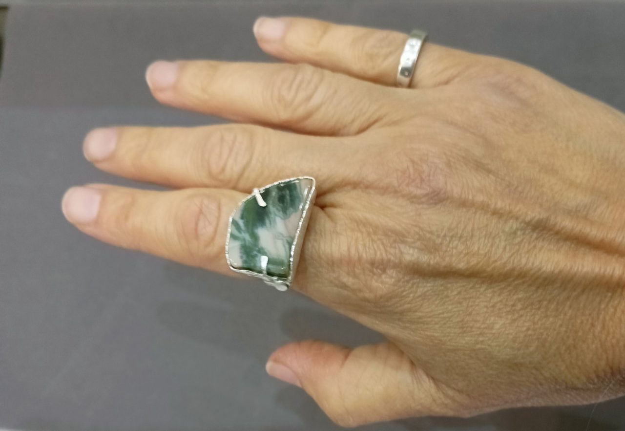 alt="Silver 925 ring with serpentine Arisvi"