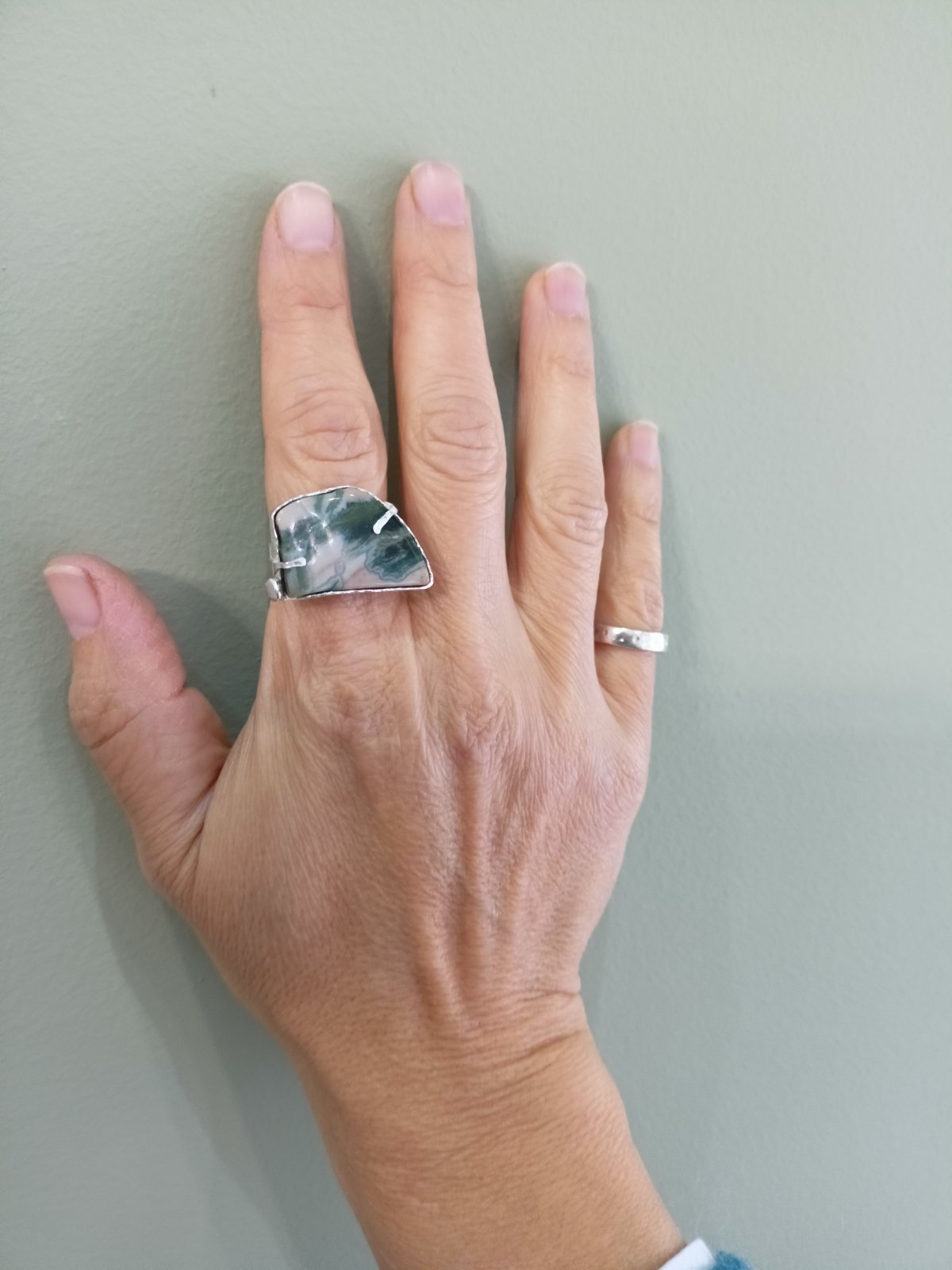 alt="Silver 925 ring with serpentine Arisvi"