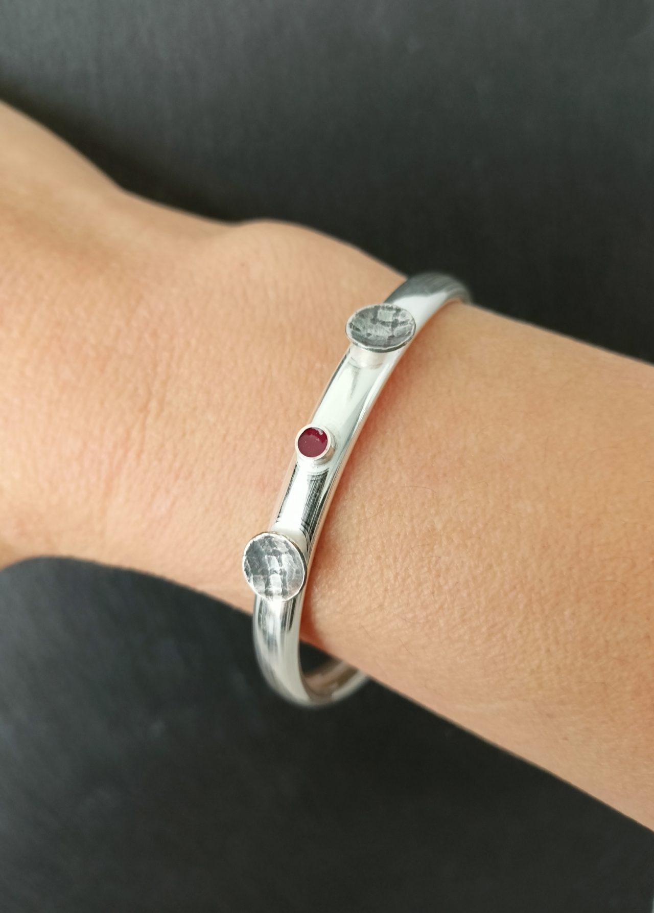 Ασημένια χειροπέδα Θεανώ alt=''χειροποίητη χειροπέδα'' alt=''handmade bracelet'' alt=''γυναικείο κόσμημα'' alt=''woman jewelry'' alt=''χειροποίητα κοσμήματα'' alt=''handmade jewelry'' alt=''κοσμήματα'' alt=''jewelry''