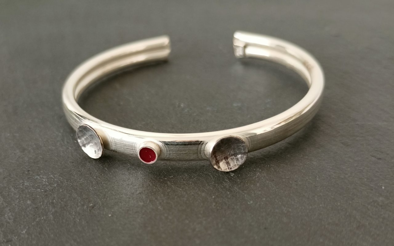 Ασημένια χειροπέδα Θεανώ alt=''χειροποίητη χειροπέδα'' alt=''handmade bracelet'' alt=''γυναικείο κόσμημα'' alt=''woman jewelry'' alt=''χειροποίητα κοσμήματα'' alt=''handmade jewelry'' alt=''κοσμήματα'' alt=''jewelry''