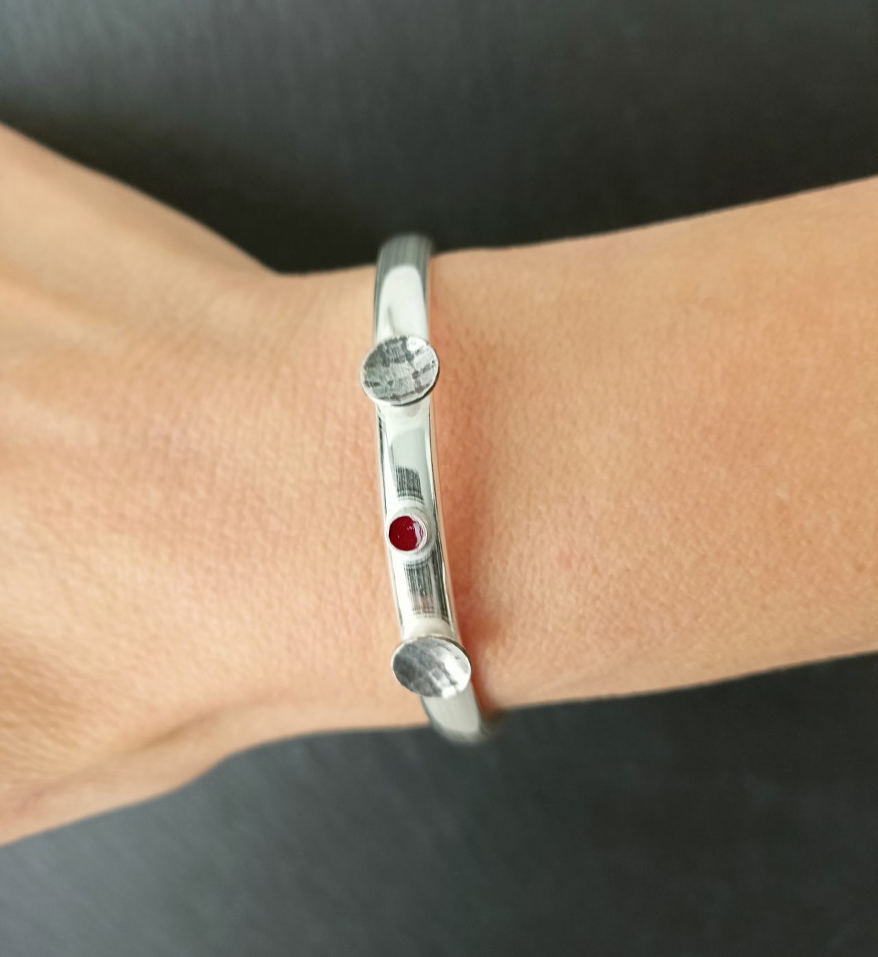 Ασημένια χειροπέδα Θεανώ alt=''χειροποίητη χειροπέδα'' alt=''handmade bracelet'' alt=''γυναικείο κόσμημα'' alt=''woman jewelry'' alt=''χειροποίητα κοσμήματα'' alt=''handmade jewelry'' alt=''κοσμήματα'' alt=''jewelry''