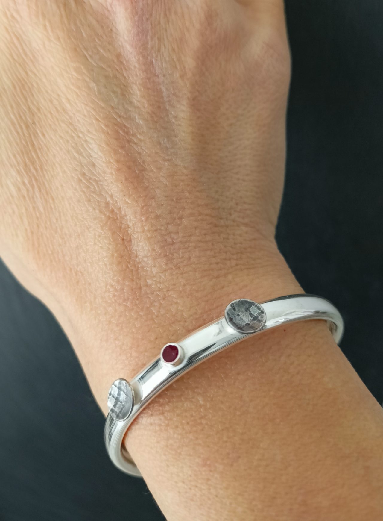 Ασημένια χειροπέδα Θεανώ alt=''χειροποίητη χειροπέδα'' alt=''handmade bracelet'' alt=''γυναικείο κόσμημα'' alt=''woman jewelry'' alt=''χειροποίητα κοσμήματα'' alt=''handmade jewelry'' alt=''κοσμήματα'' alt=''jewelry''