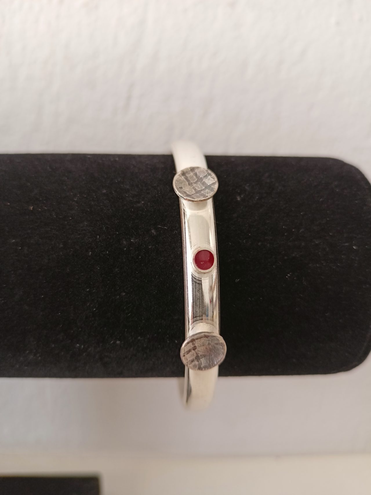 Ασημένια χειροπέδα Θεανώ alt=''χειροποίητη χειροπέδα'' alt=''handmade bracelet'' alt=''γυναικείο κόσμημα'' alt=''woman jewelry'' alt=''χειροποίητα κοσμήματα'' alt=''handmade jewelry'' alt=''κοσμήματα'' alt=''jewelry''