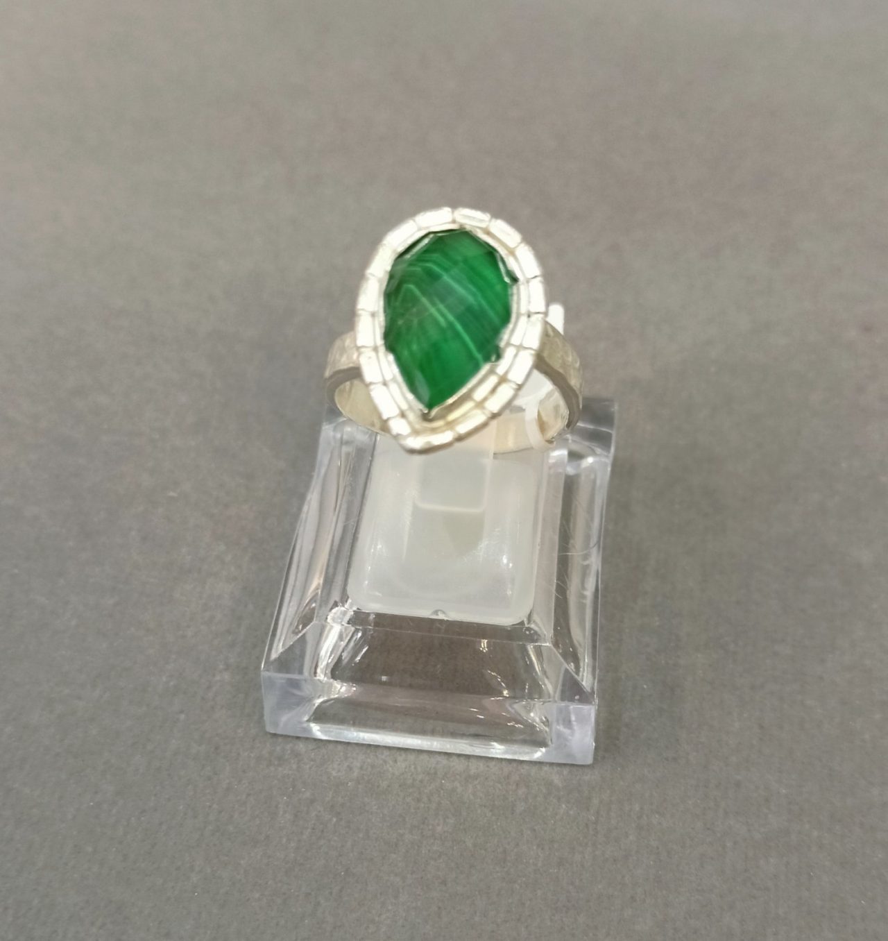 Silver 925 Mathilde ring 7 Ασημένιο 925 δαχτυλίδι με πέτρα μαλαχίτη
alt=''Χειροποίητο Δαχτυλίδι'' alt=''handmade rings'' alt=''γυναικείο κόσμημα'' alt=''woman jewelry'' alt=''χειροποίητα κοσμήματα'' alt=''handmade jewelry'' alt=''κοσμήματα'' alt=''jewelry'