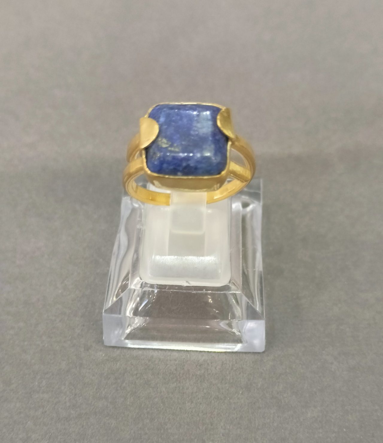 alt="Επιχρυσωμένο δαχτυλίδι 925 με λάπις λάζουλι – Ροδάνθη"