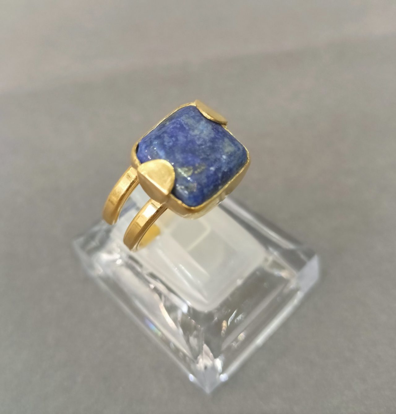 alt="Επιχρυσωμένο δαχτυλίδι 925 με λάπις λάζουλι – Ροδάνθη"