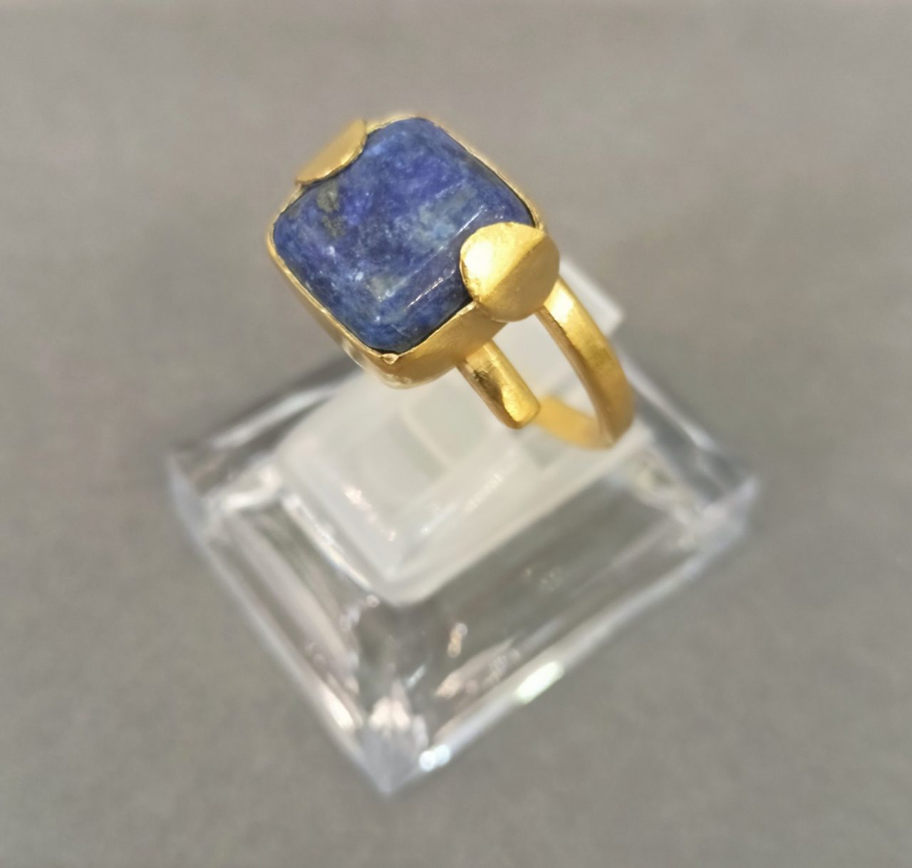 alt="Επιχρυσωμένο δαχτυλίδι 925 με λάπις λάζουλι – Ροδάνθη"