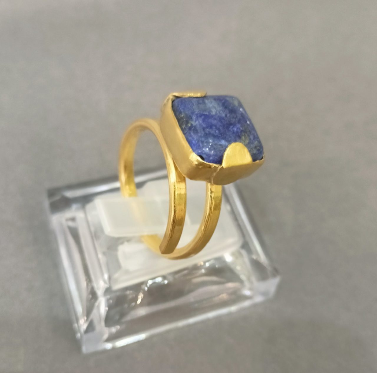 alt="Επιχρυσωμένο δαχτυλίδι 925 με λάπις λάζουλι – Ροδάνθη"