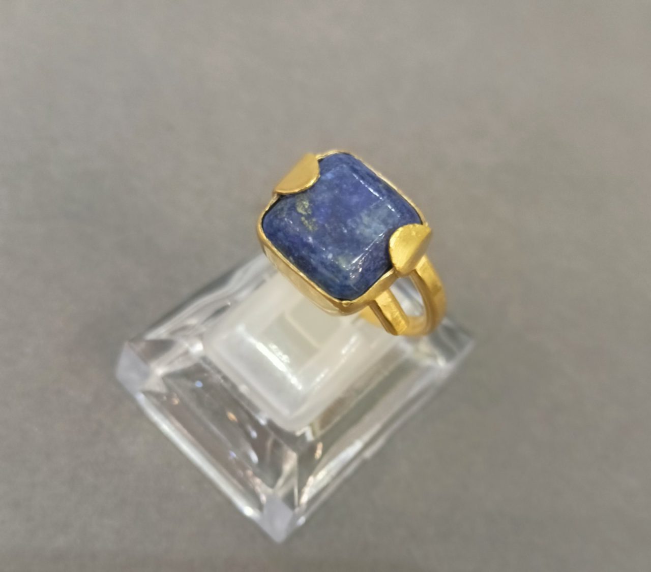 alt="Επιχρυσωμένο δαχτυλίδι 925 με λάπις λάζουλι – Ροδάνθη"