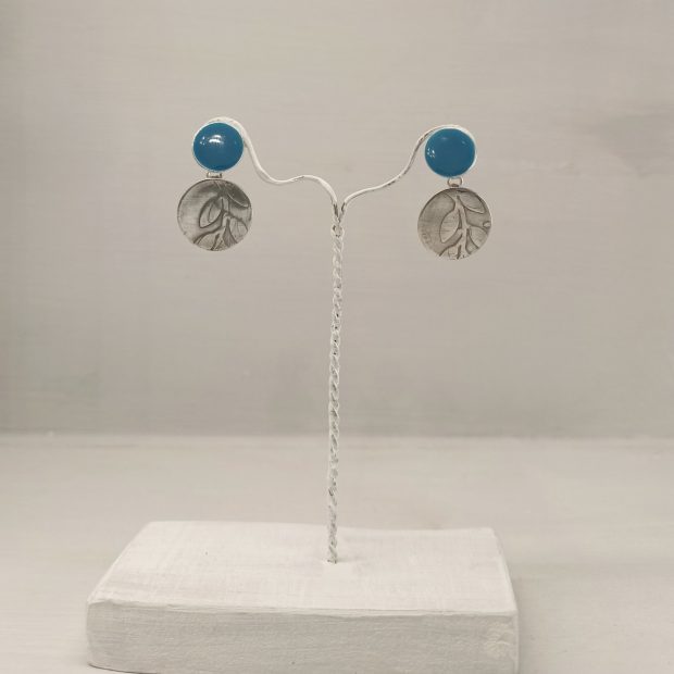 alt="Ασημένια σκουλαρίκια 925 με μπλε σμάλτο – Γιασεμί"
