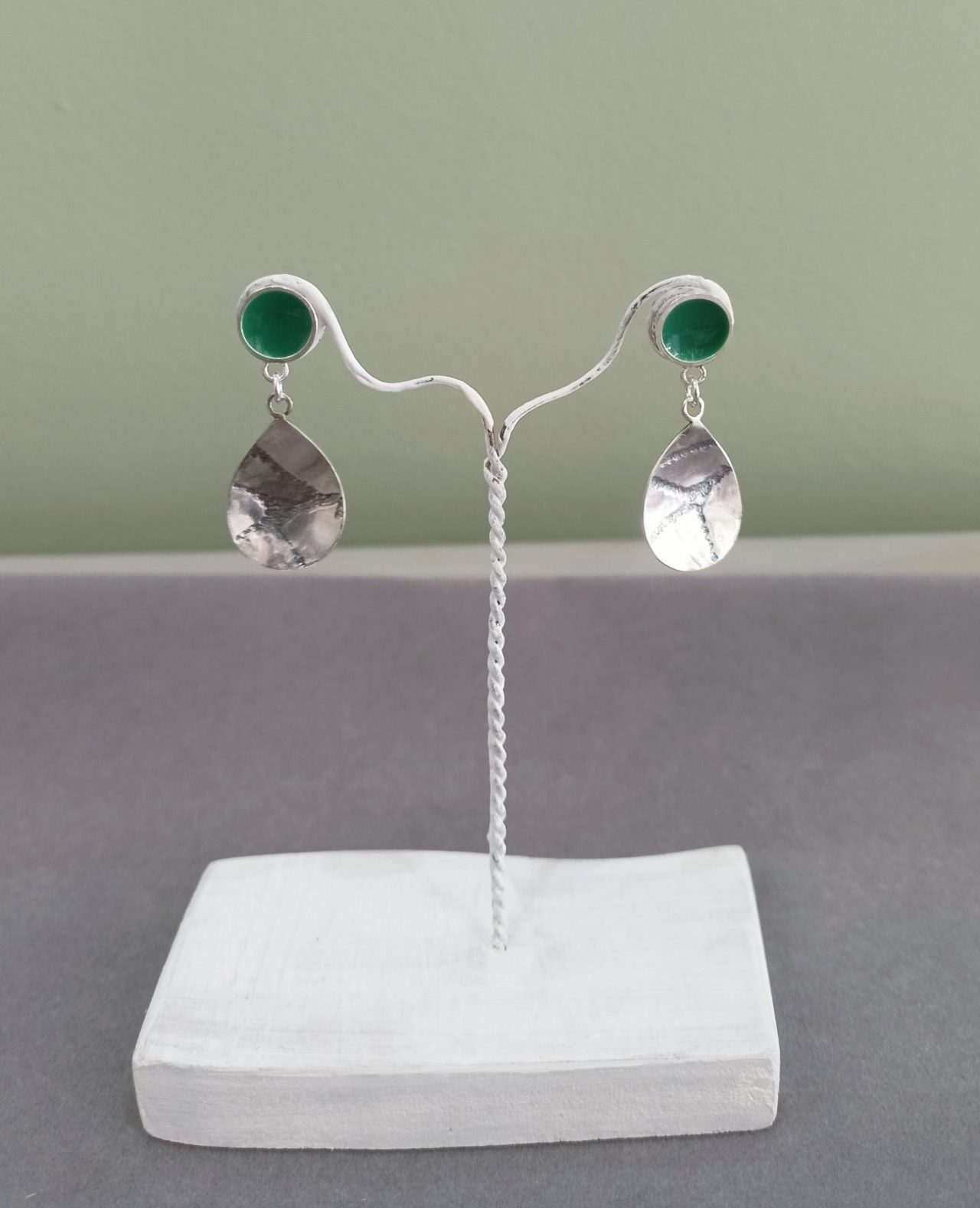 Ασημένια σκουλαρίκια 925 με πράσινο σμάλτο και οξειδωμένη υφή - Αριστέα 7 alt="Ασημένια σκουλαρίκια 925 με πράσινο σμάλτο – Αριστέα"
