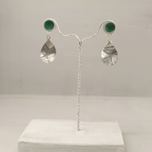 alt="Ασημένια σκουλαρίκια 925 με πράσινο σμάλτο – Αριστέα"