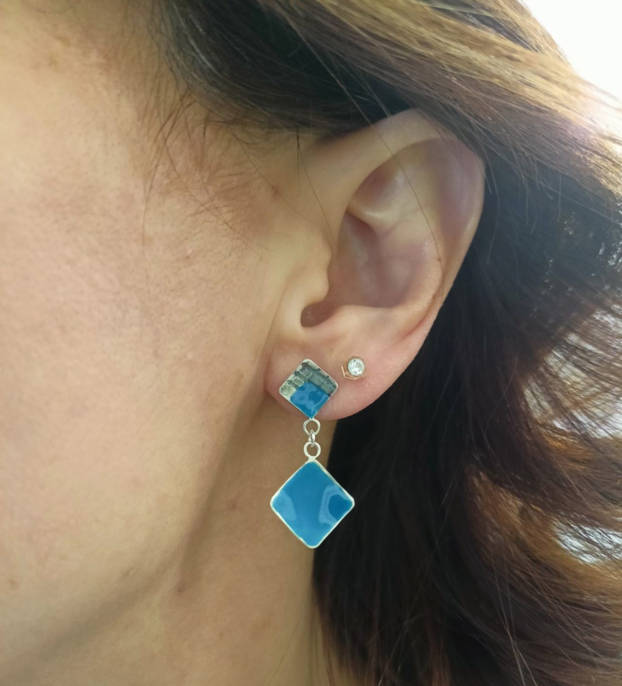 alt="Σκουλαρίκια Μελία με μπλε σμάλτο φορεμένα σε μοντέλο"