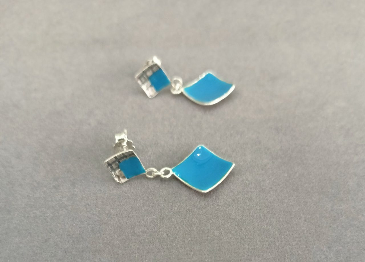 alt="Ασημένια σκουλαρίκια 925 με μπλε σμάλτο – Μελία"