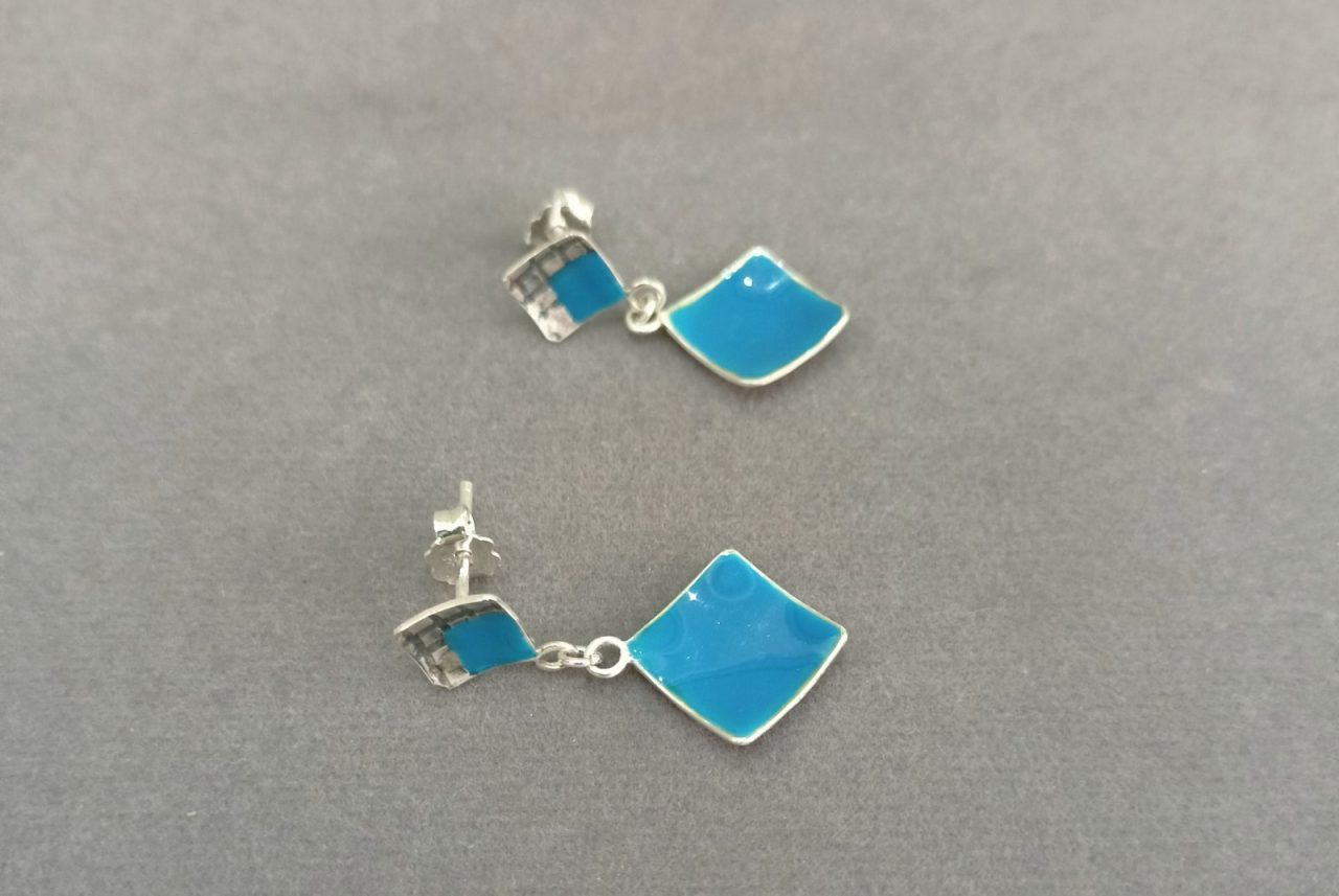 alt="Ασημένια σκουλαρίκια 925 με μπλε σμάλτο – Μελία"