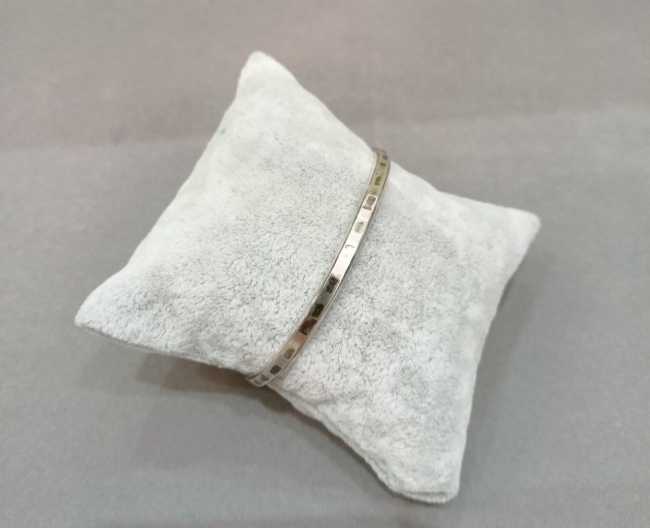 925 Silver Cuff Kleo – Plated with Oxidized Details 7 alt="Ασημένια 925 Χειροπέδα Κλεώ"