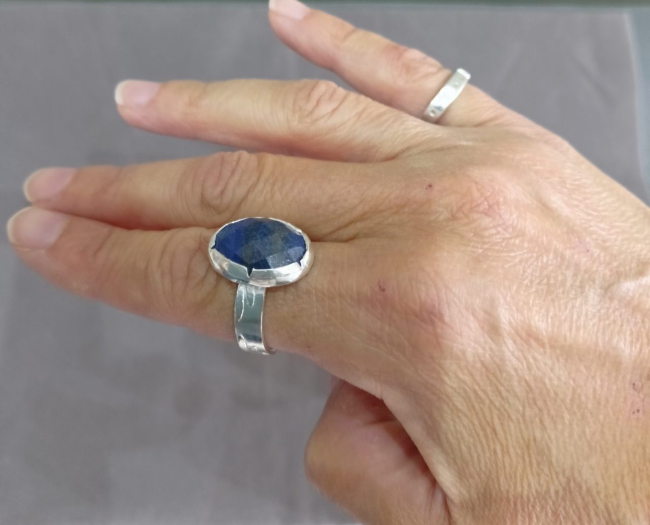 alt="Χειροποίητο ασημένιο δαχτυλίδι 925 με lapis lazuli – Κυανή"