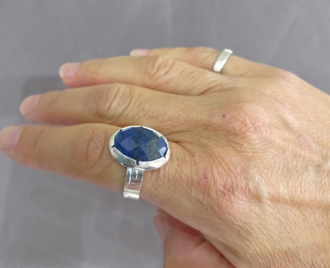 alt="Χειροποίητο ασημένιο δαχτυλίδι 925 με lapis lazuli – Κυανή"