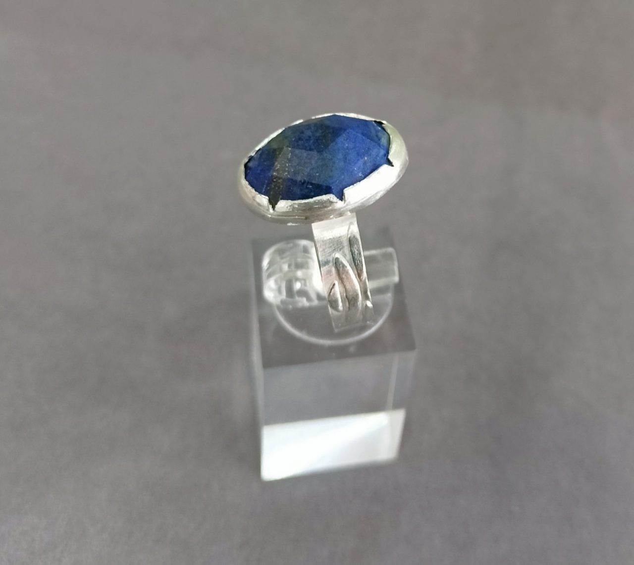 alt="Χειροποίητο ασημένιο δαχτυλίδι 925 με lapis lazuli – Κυανή"