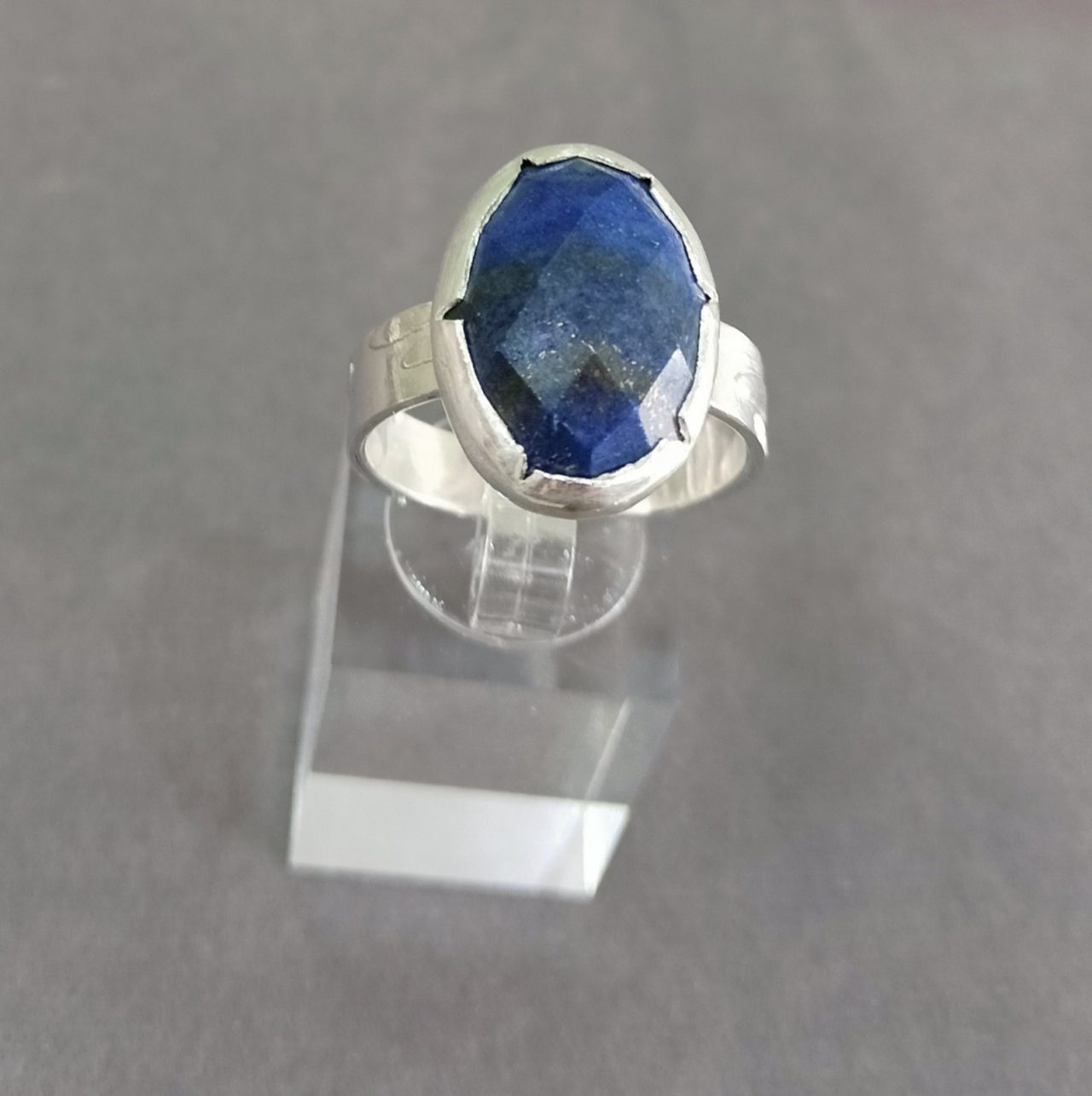 alt="Χειροποίητο ασημένιο δαχτυλίδι 925 με lapis lazuli – Κυανή"