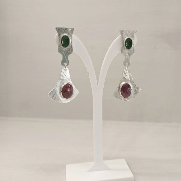 alt="Ασημένια σκουλαρίκια 925 με σμάλτο και ροζ ρουμπίνι Στύλβη" Alt="925 silver earrings with enamel and pink ruby"