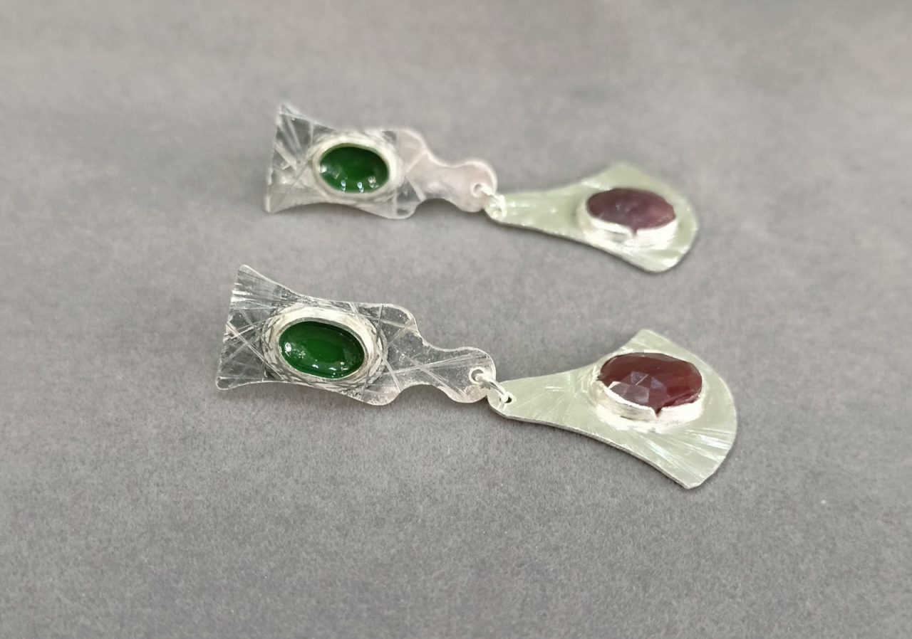 alt="Ασημένια σκουλαρίκια 925 με σμάλτο και ροζ ρουμπίνι"